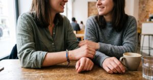 Bracelet femme amitié délicat posé sur un poignet, symbole de lien et de complicité féminine